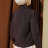 Short Blouse with Baby Collar and Lace Details Dark Brown - Imagen 3