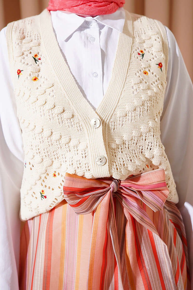 Floral Patterned Openwork Buttoned Vest Stone - Imagen 4