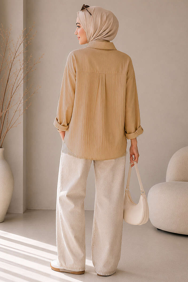 Oversized Off-Shoulder Shirt Camel - immagine 3