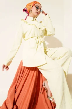 Vue alternative de Buttoned V Ruffled Two-Piece Set Yellow