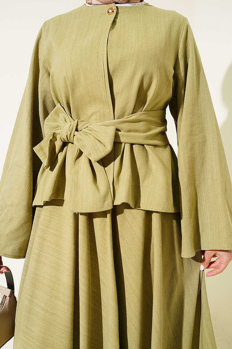 Two-Piece Set with Belted Hem Edge and Gold Buttons in Linen Khaki - الصورة 4