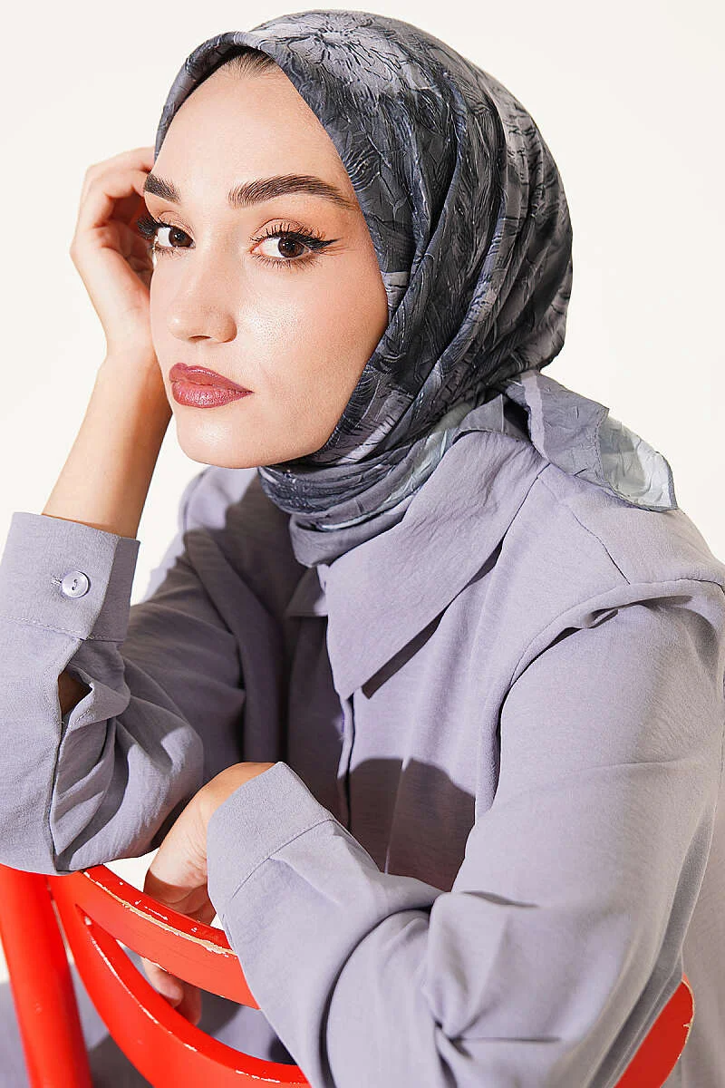 Floral Pattern Bamboo Crinkle Scarf with Stone Details Grey - immagine 2