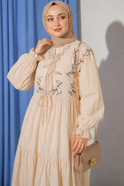 Vue alternative de Flower Embroidered Ankle Elastic Dress Beige