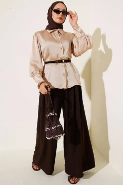 Vista alternativa de Buttoned Cuff Satin Shirt Beige