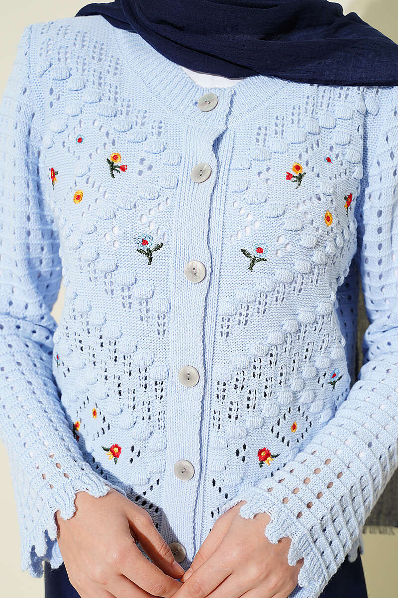 Short Knit Cardigan with Mini Floral Embroidery Blue – Bild 4