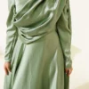 Off-Shoulder Satin Evening Gown with Cape Hazel - Imagen 4