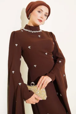 Alternative Ansicht von Stone Embellished Shoulder Cape Dress Brown