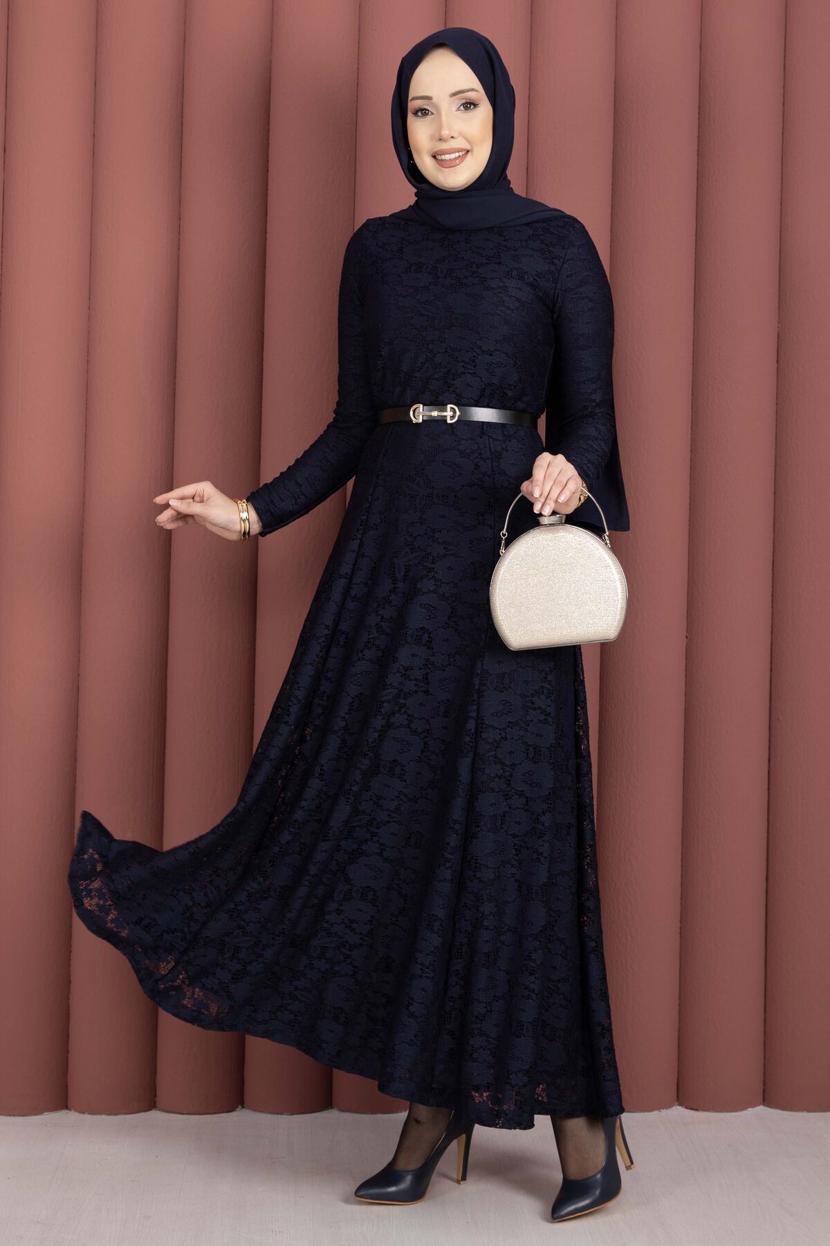 Bella Lace Detailed Belted Modest Dress Navy Blue – Bild 4