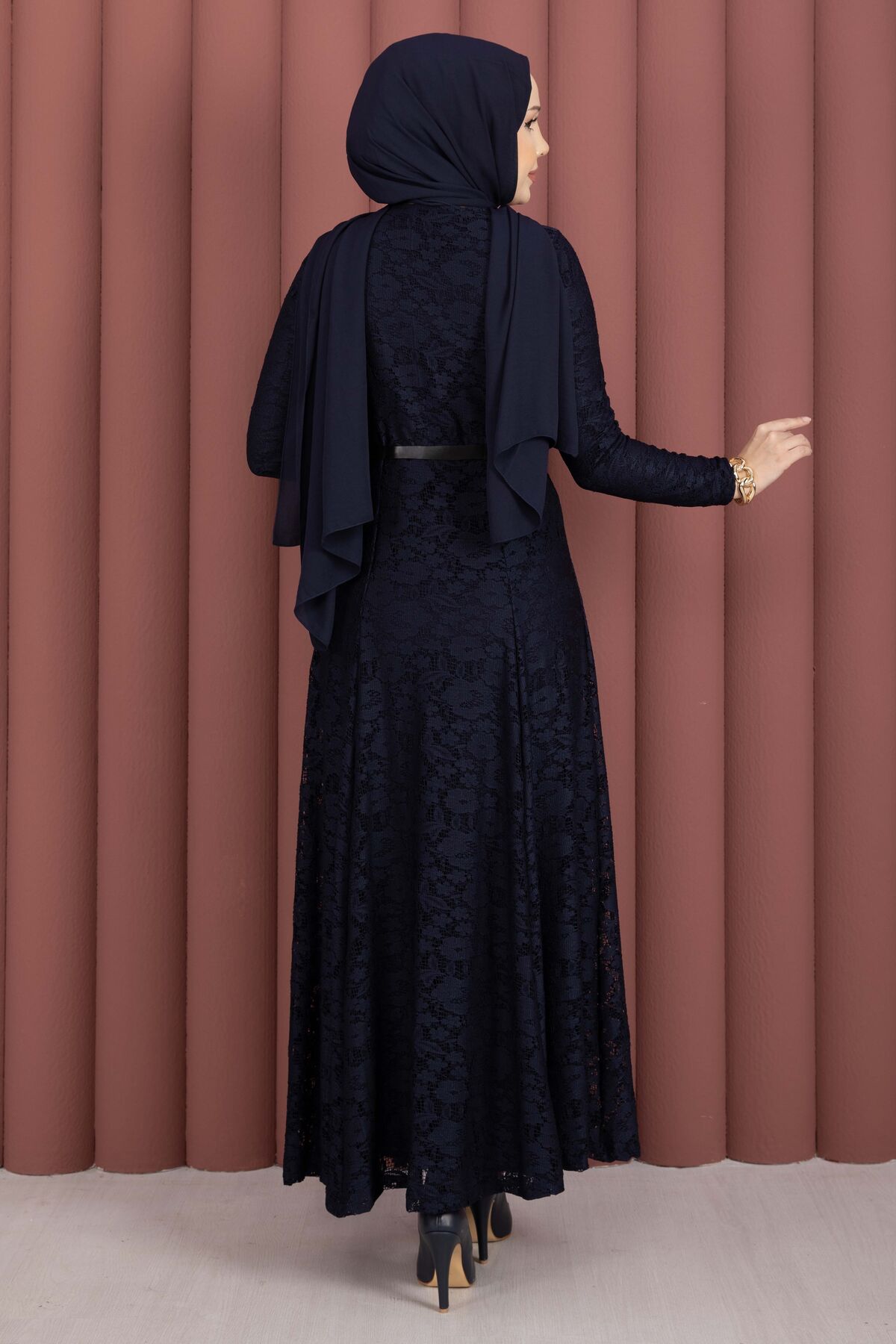 Bella Lace Detailed Belted Modest Dress Navy Blue – Bild 6