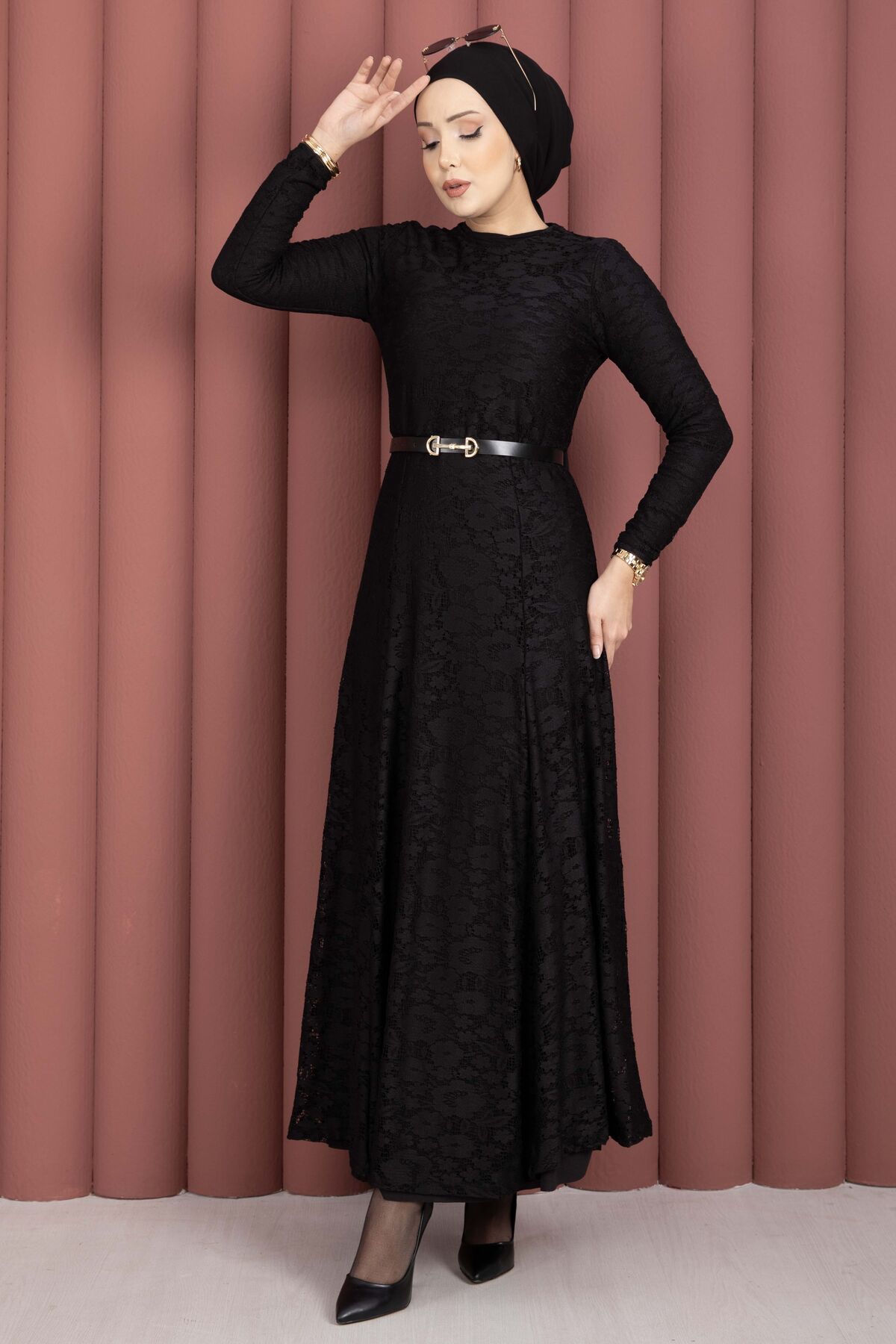 Bella Lace Detailed Belted Modest Dress Black - الصورة 4