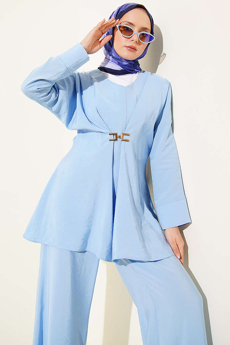 V-Neck Modal Two-Piece Set with Gold Accessories Baby Blue – Bild 2
