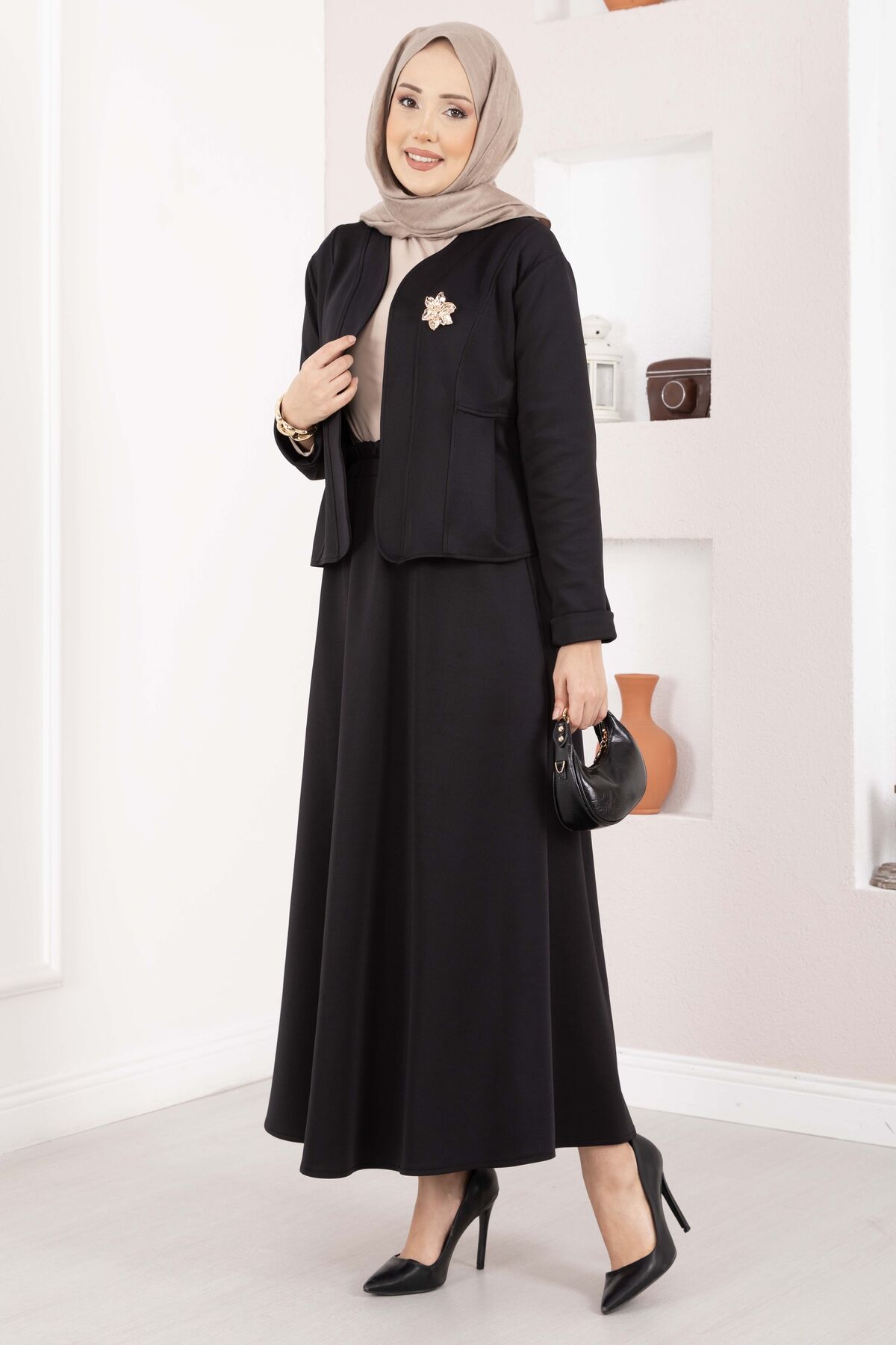 Gold Brooch Detail Jacket and Hem Edge Two-Piece Set Black - الصورة 4