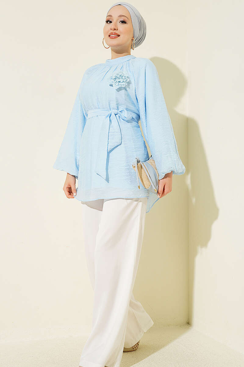 Rose Brooch Self-Belted Tunic Ice Blue - Imagen 2
