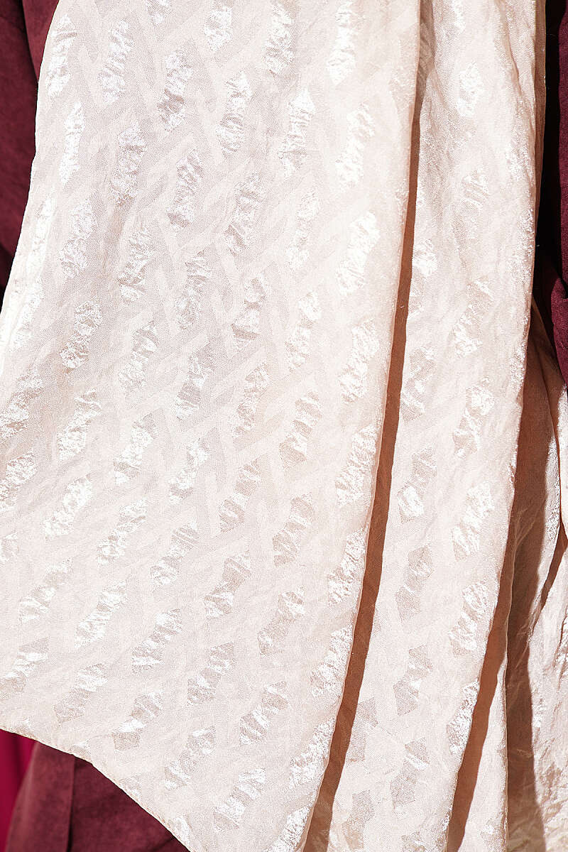 Textured Jacquard Shaw Beige - Imagen 4