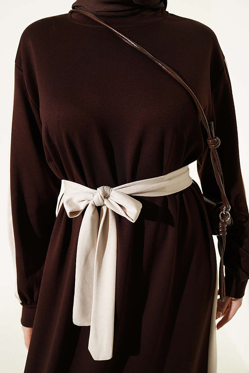 Belted Ribbon-Detail French Terry Dress Brown - الصورة 4