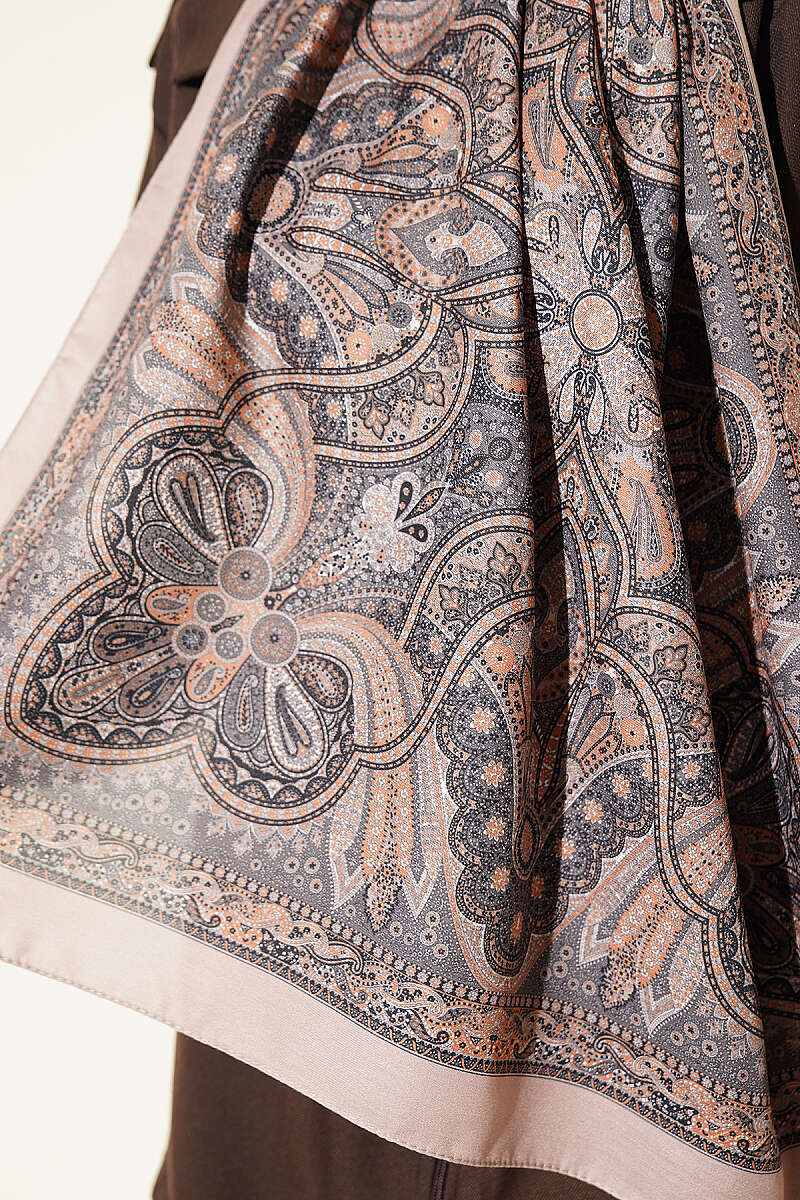 Vintage Patterned Printed Shawl Latte - immagine 4