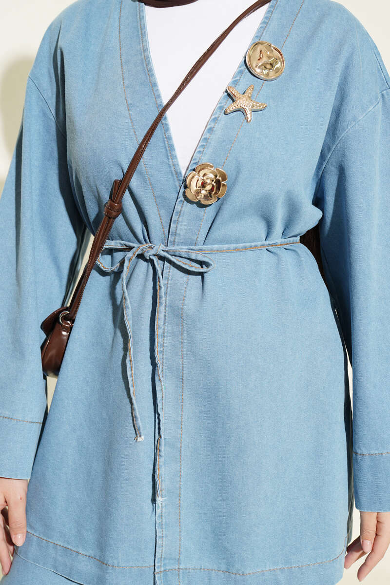 V-Neck Brooch-Embellished Denim Two-Piece Set Light Blue - Imagen 4