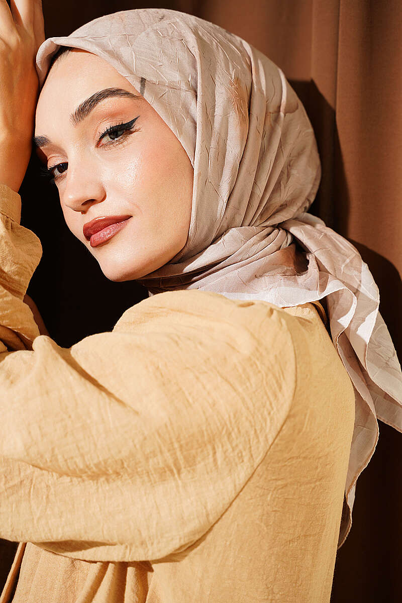 Verona Patterned Bamboo Crinkle Scarf Sand Beige – Bild 5