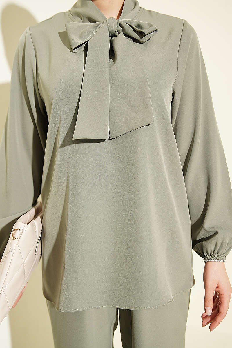 Collared Two-Piece Set with Tie Detail Hazel - immagine 4