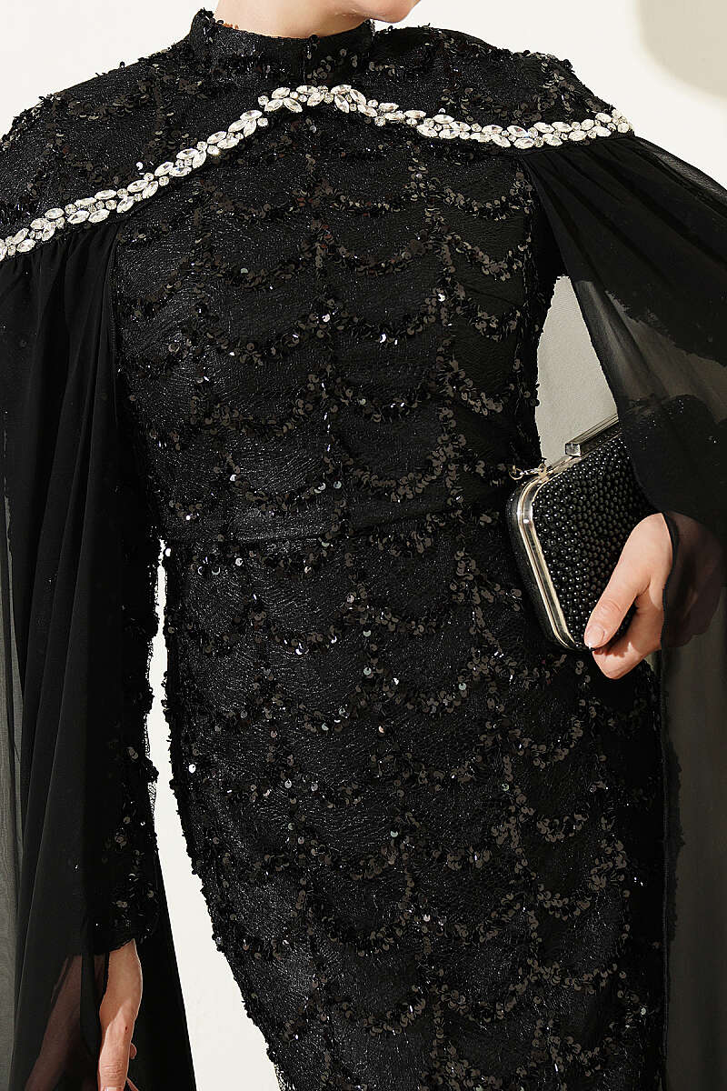 Embroidered Necklace with Beaded Detailing and Cape-Style Evening Dress Black – Bild 4