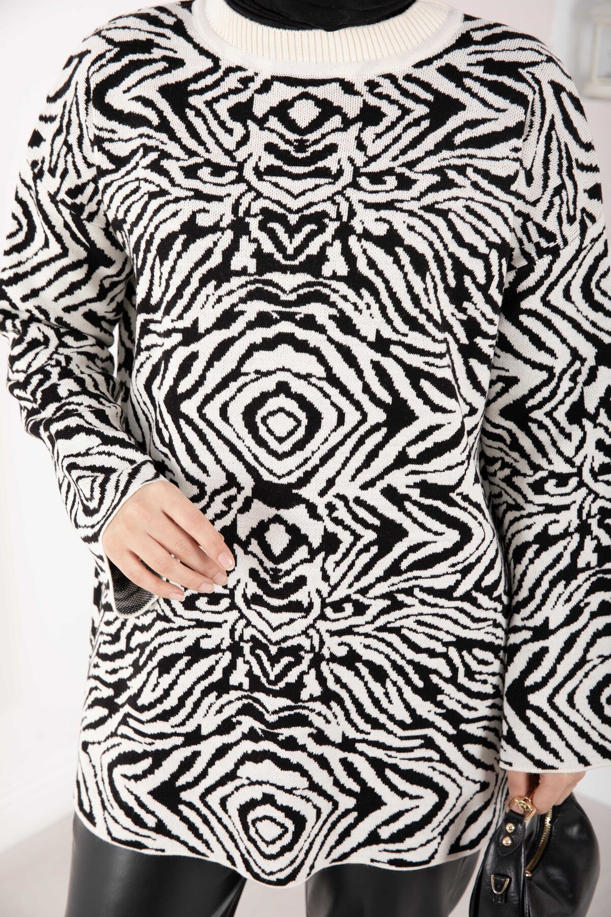 Zebra Print Knitted Sweater Ecru - Image 4