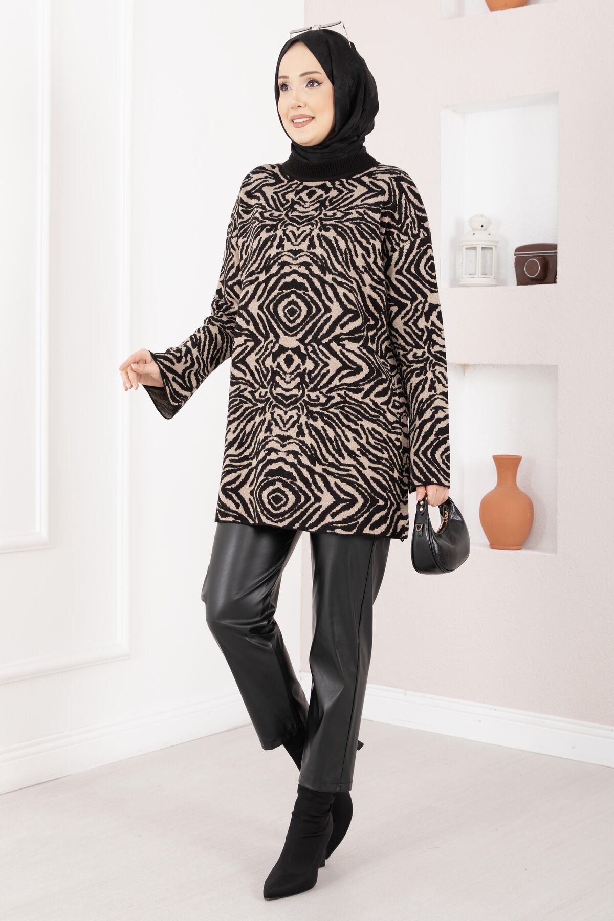 Zebra Print Knitted Sweater Black - Image 3