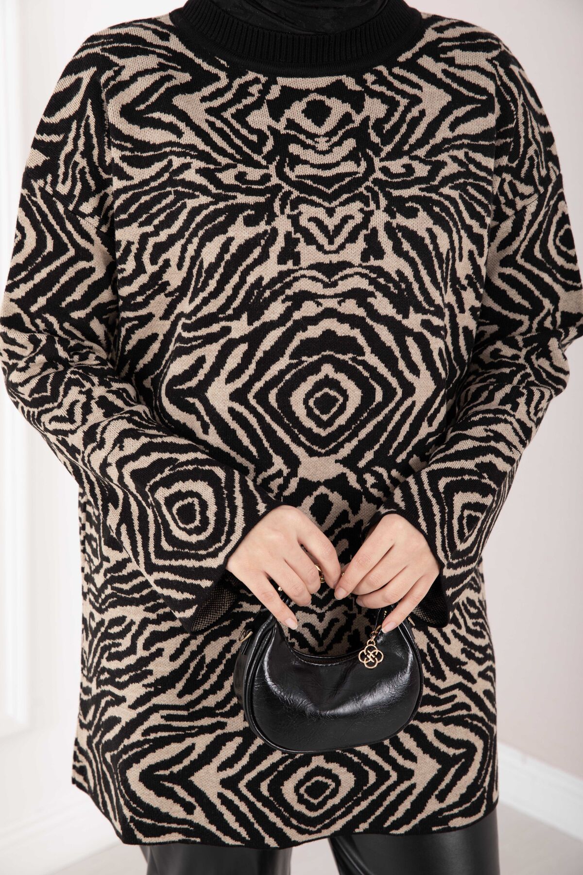 Zebra Print Knitted Sweater Black - Image 4
