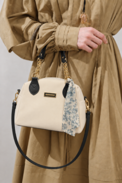 Chain Handle Detail Bag Cream
