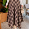 Asymmetrical Checkered Hem Edge Skirt Beige - Imagen 4