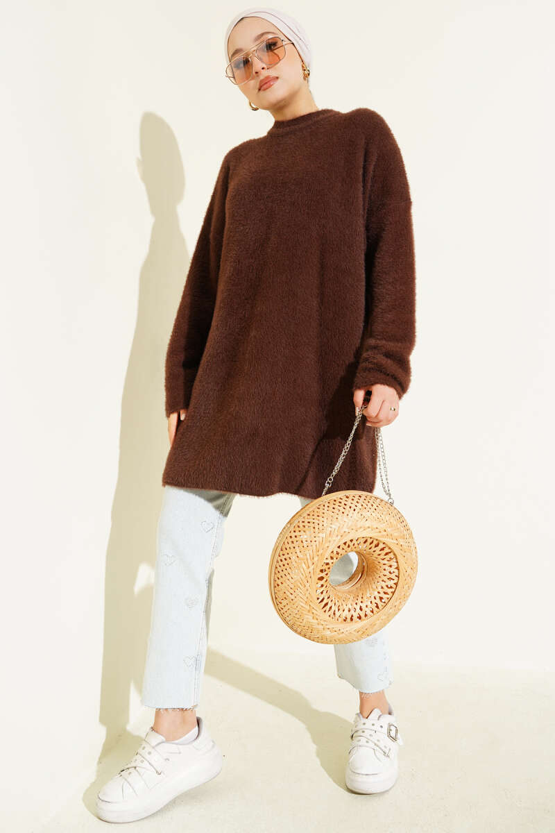 Crew Neck Sweater with Beard Detail Brown - الصورة 2