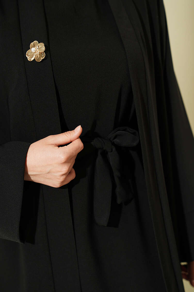 Brooch-Embellished Abaya Two-Piece Set Black – Image 4