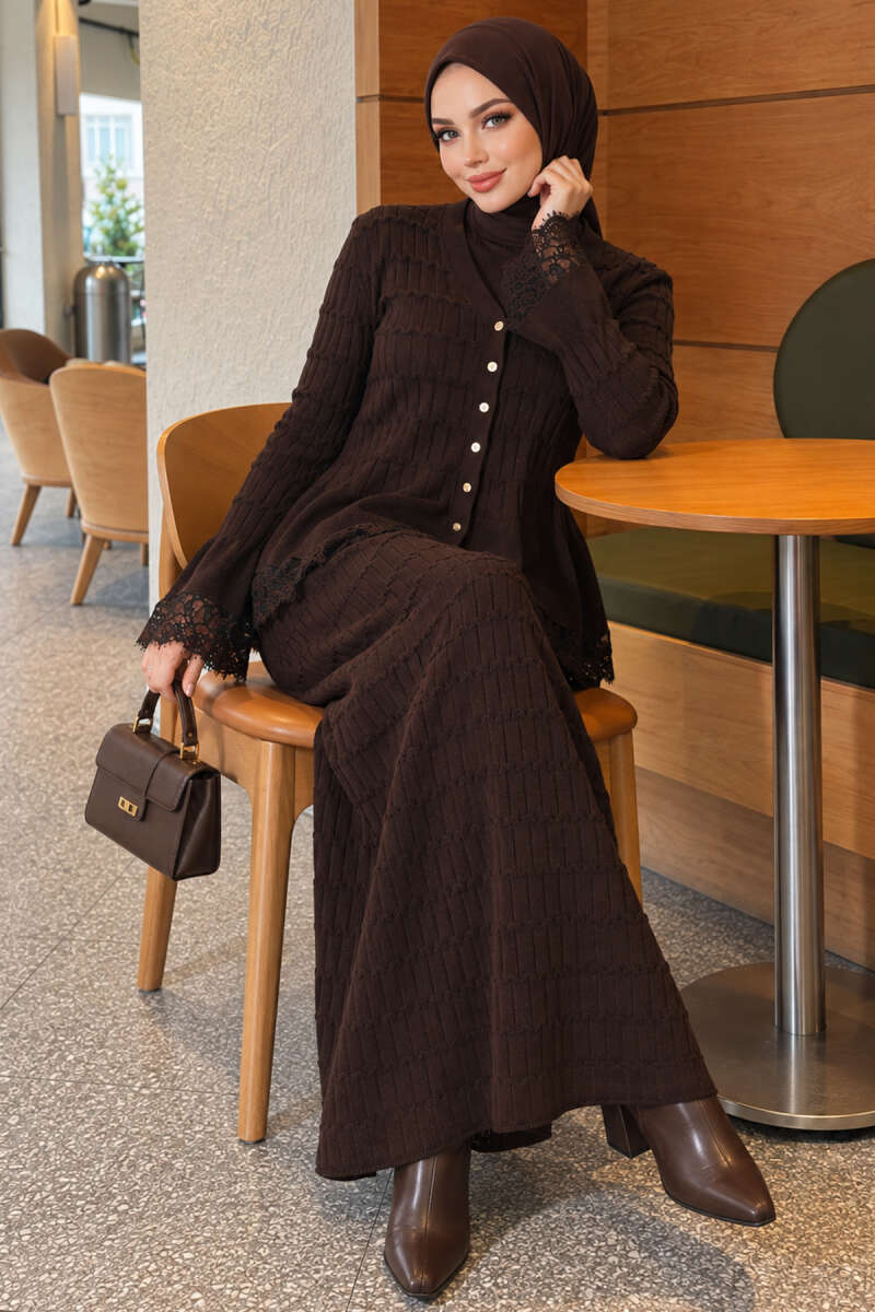Lace-Trimmed Two-Piece Set with Hem Edge Brown