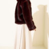 ⁦Short Faux Fur Coat with Leather Buckle Accents Burgundy⁩ - الصورة ⁦3⁩