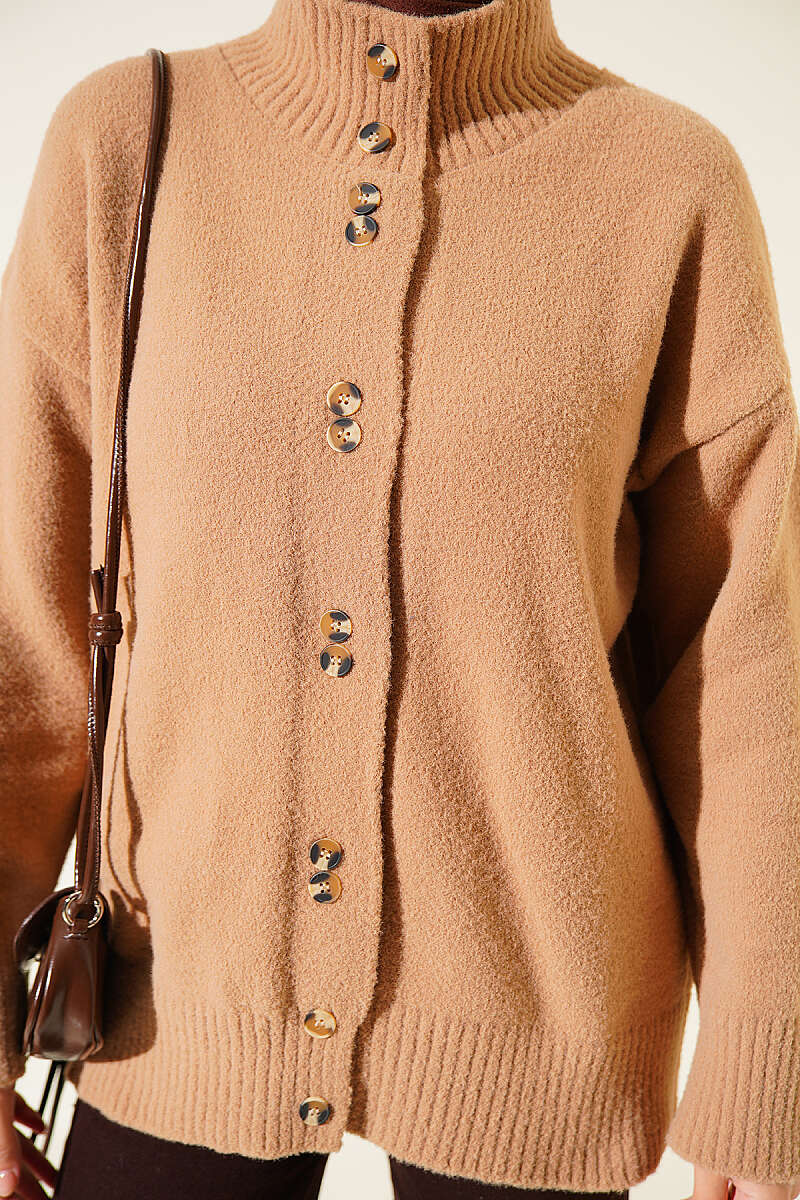 Button-Detail V-Neck Cardigan with Beard Knit Latte - Afbeelding 4