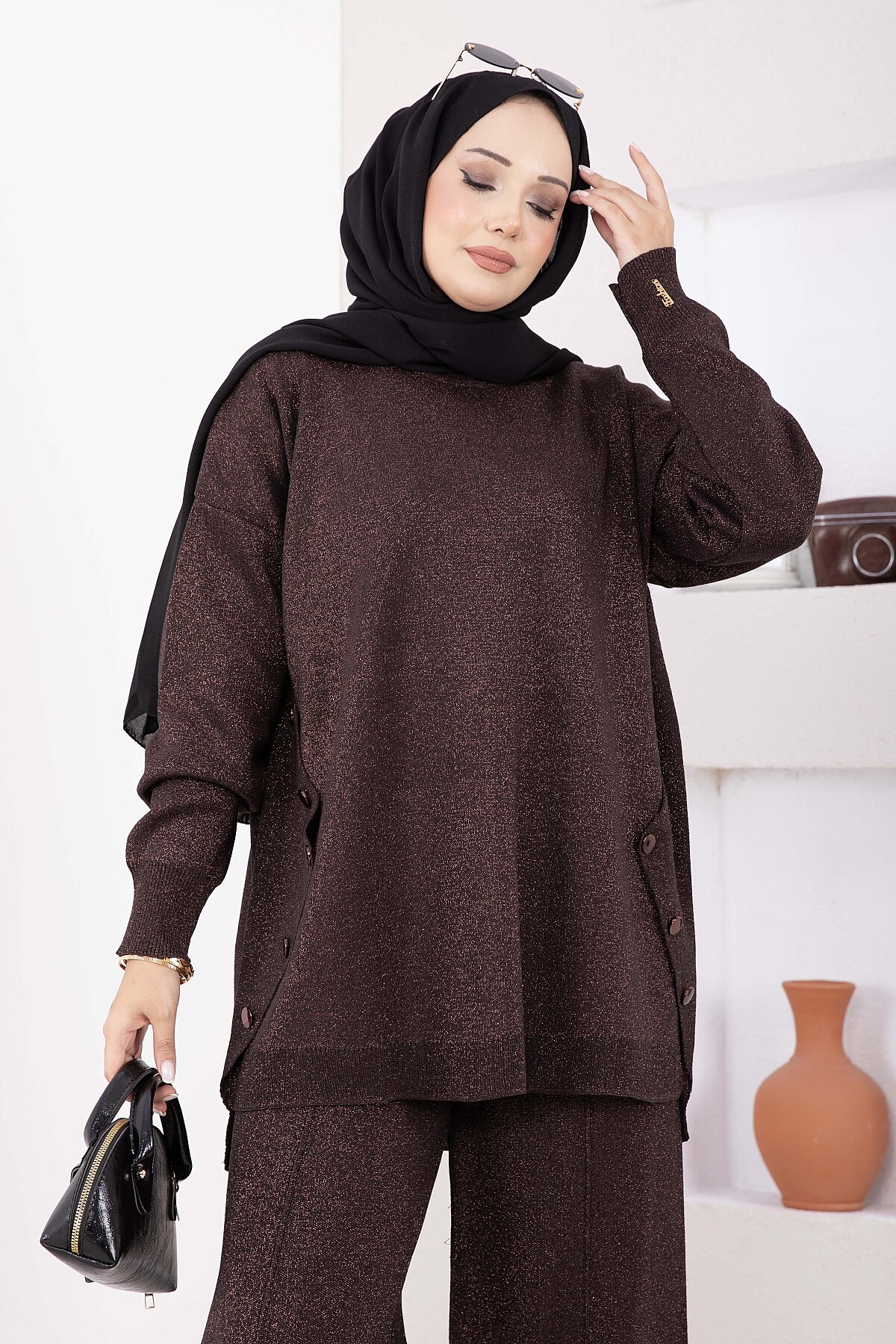 Button-Details Sparkly Knit Two-Piece Set Brown - Imagen 2