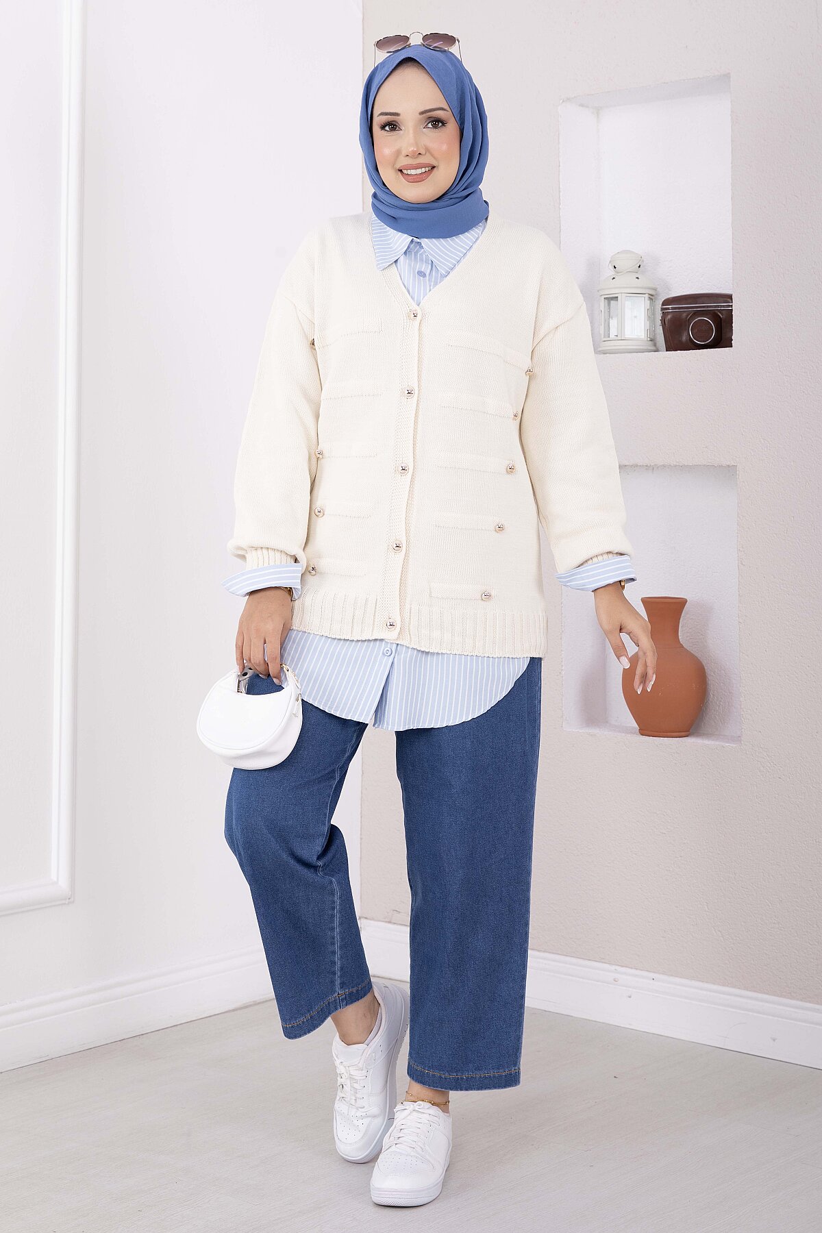 Buttoned Short Knit Cardigan Ecru