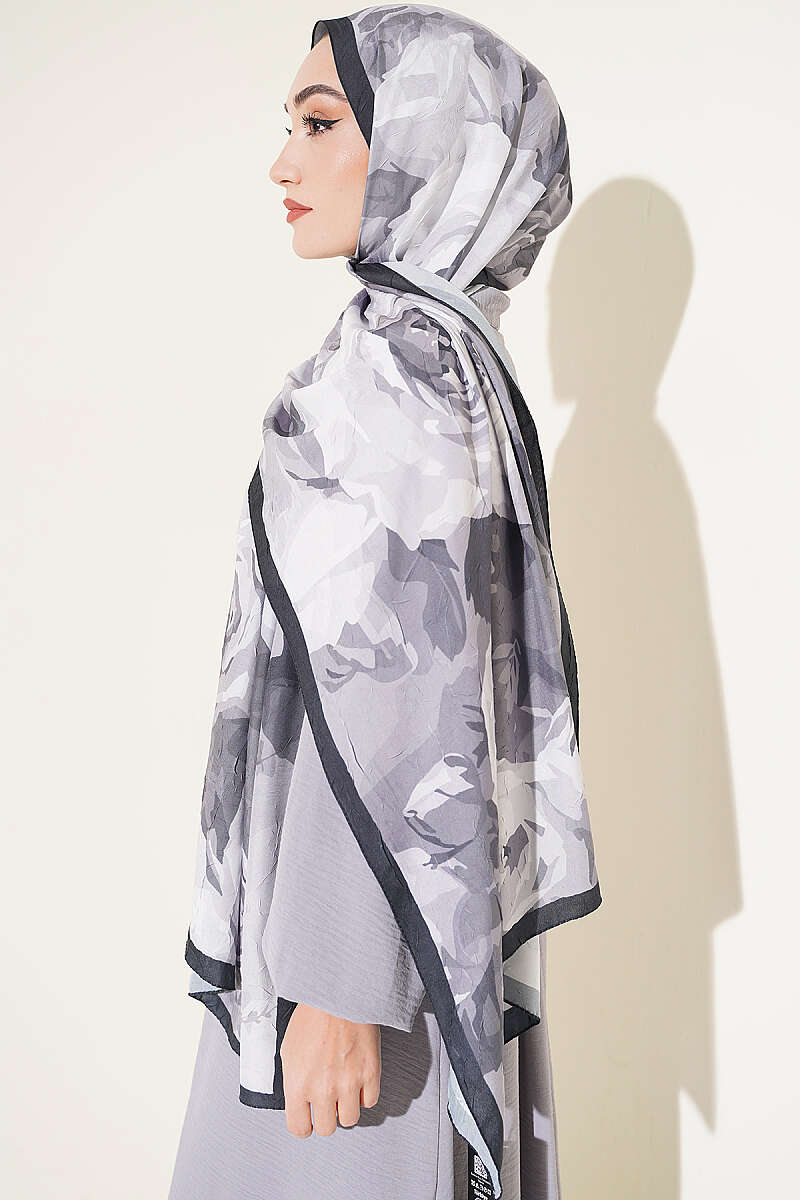 Rose-Patterned Bamboo French Terry Shawl Black – Image 3
