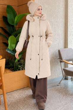 Alternative view of Padded waist belt with quilted details and fur accents Taupe