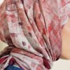 ⁦Checkered Bamboo Crinkle Scarf Burgundy⁩ - الصورة ⁦4⁩