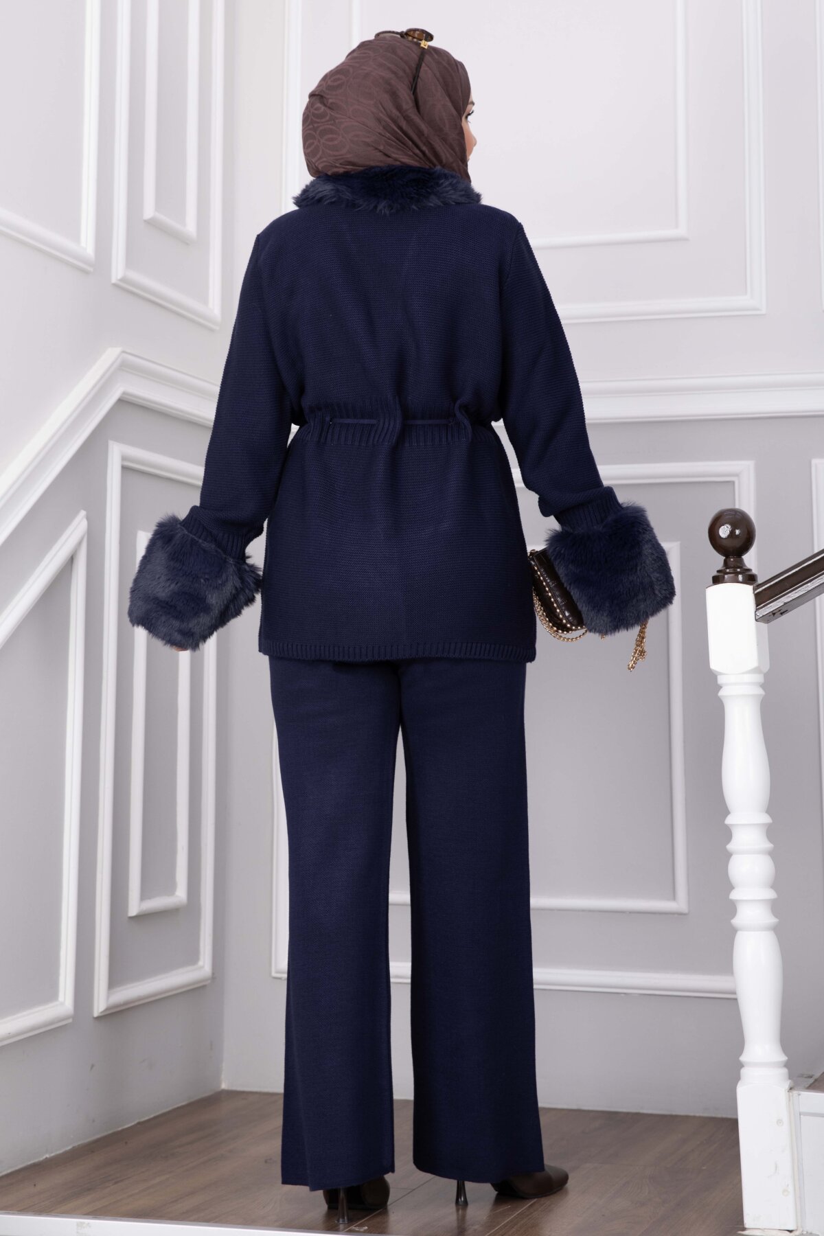 Luxurious French Terry Knit Two-Piece Set with Faux Fur Trim Navy Blue - الصورة 4