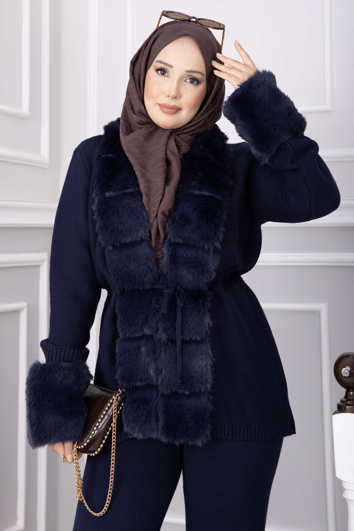 Luxurious French Terry Knit Two-Piece Set with Faux Fur Trim Navy Blue - الصورة 2