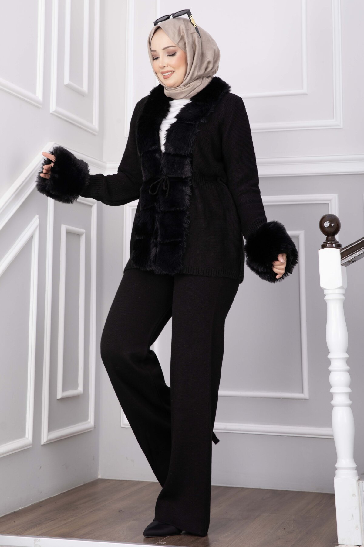 Luxurious French Terry Knit Two-Piece Set with Faux Fur Trim Black - الصورة 3