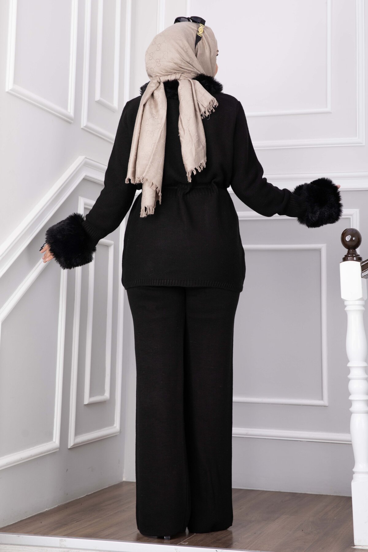 Luxurious French Terry Knit Two-Piece Set with Faux Fur Trim Black - الصورة 4