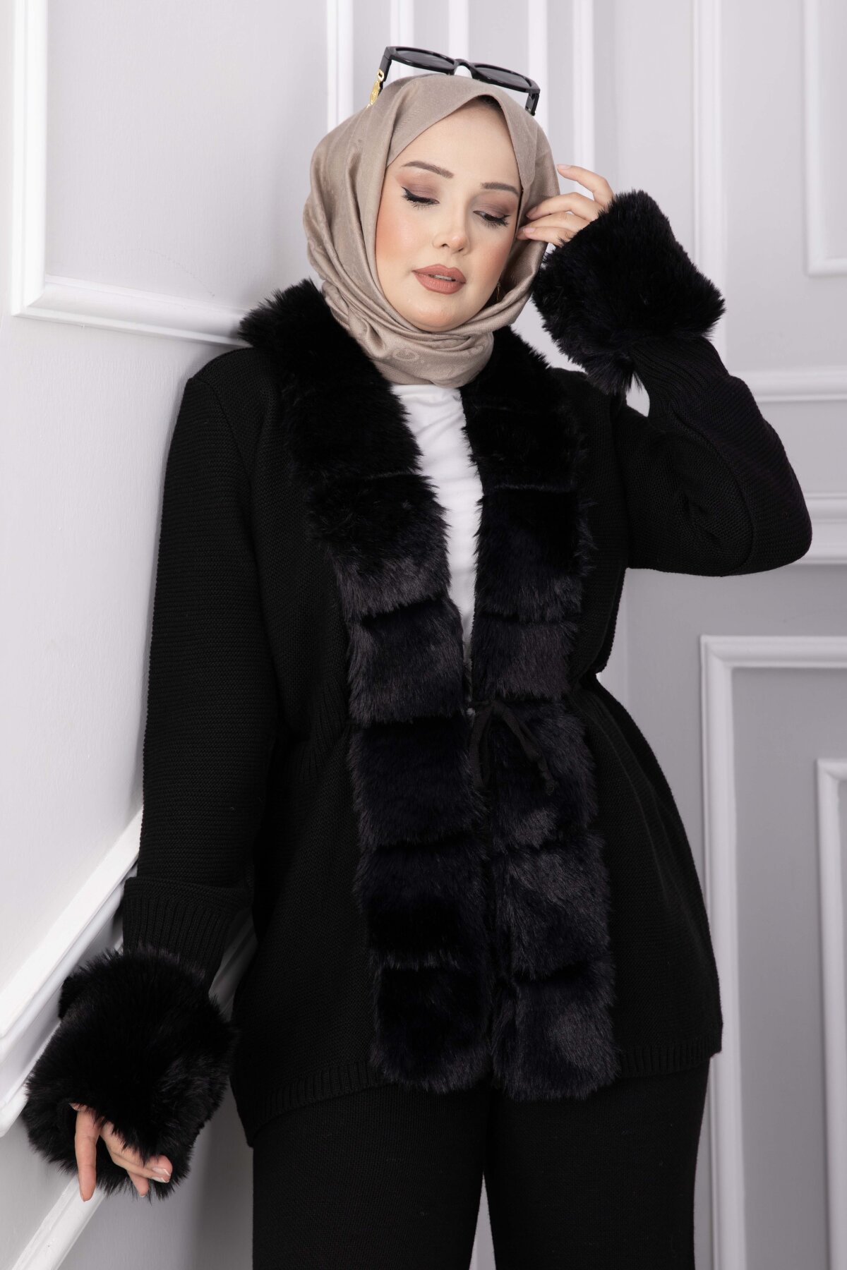 Luxurious French Terry Knit Two-Piece Set with Faux Fur Trim Black - الصورة 2