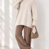 Oversized Low-Shoulder Knit Tunic Beige – Bild 2