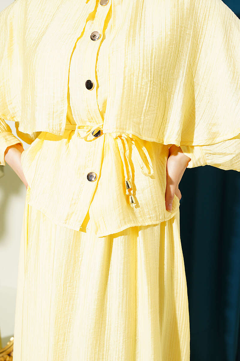 Cape with Blouse and Hem Edge Two-Piece Set Yellow – Bild 4