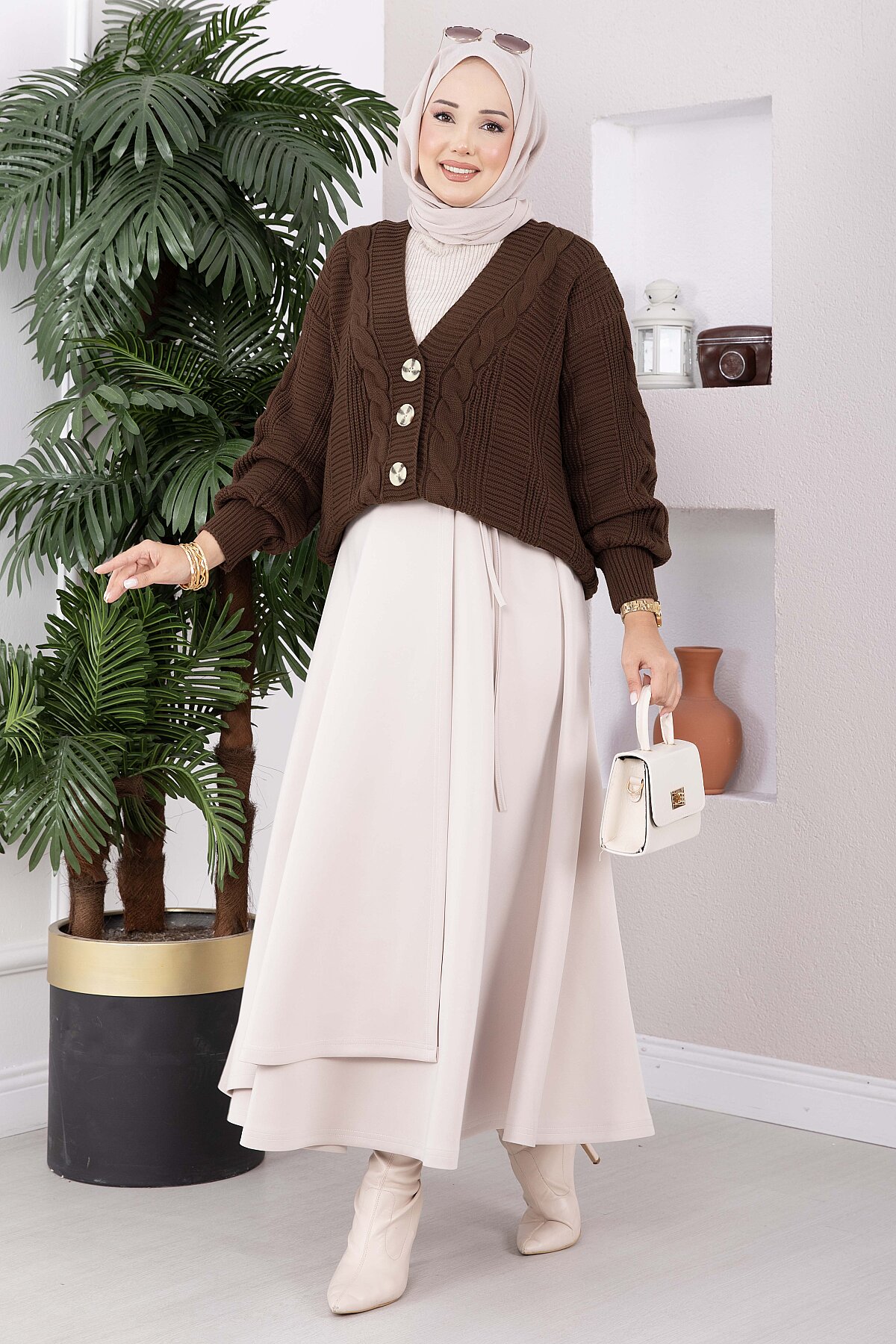 Knitted Cardigan with Hair Braided Pattern and Button Closure Red – Bild 5