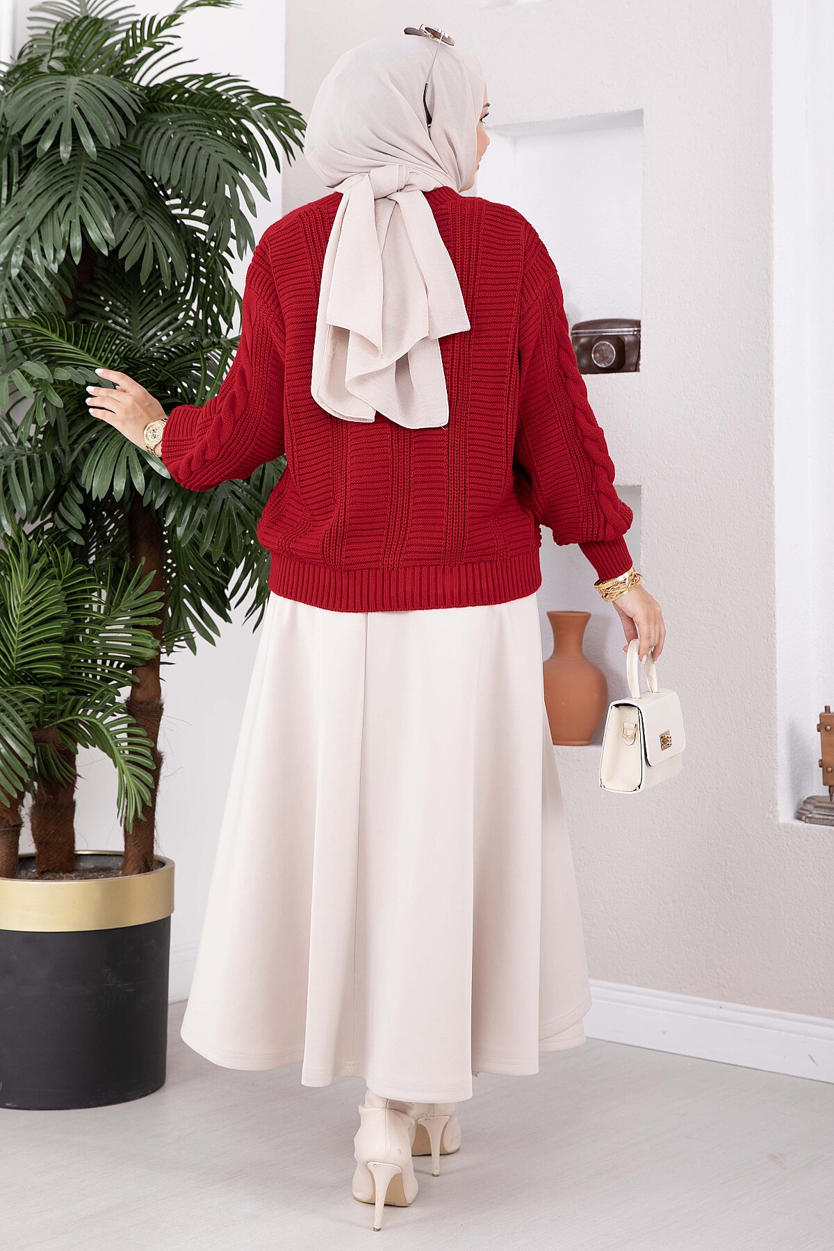Knitted Cardigan with Hair Braided Pattern and Button Closure Red – Bild 4
