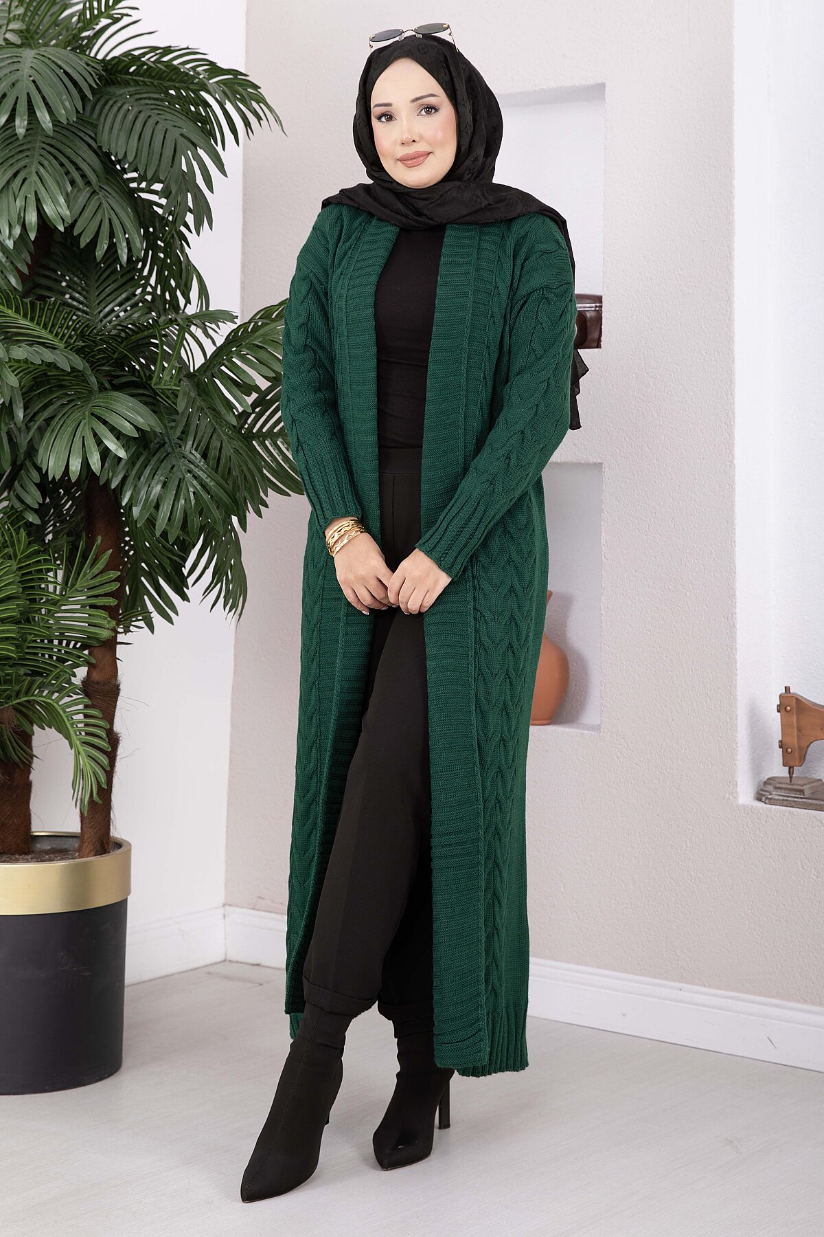 Long Knit Cardigan with Shawl Collar and Cable Knit Detailing Emerald – Bild 3