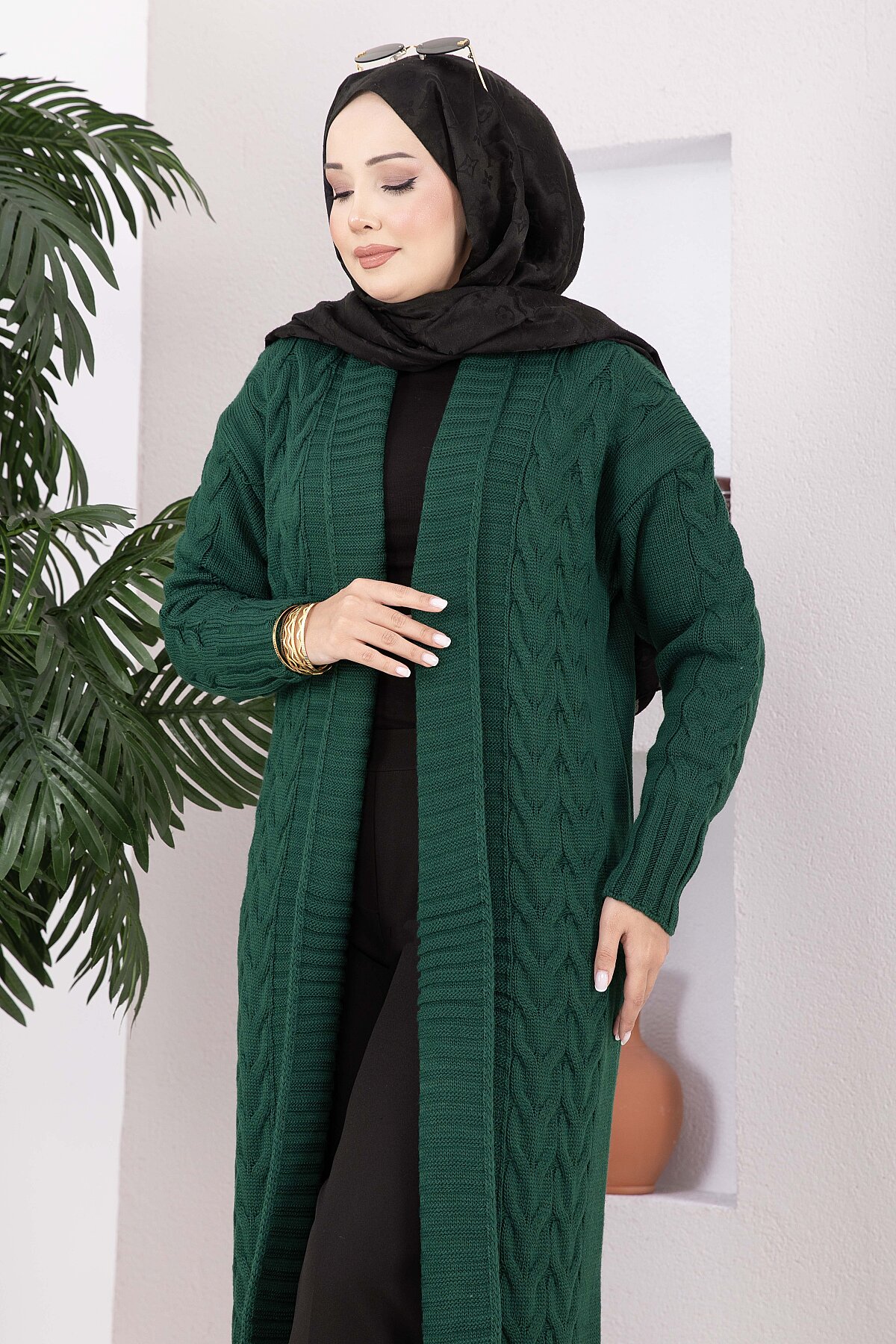 Long Knit Cardigan with Shawl Collar and Cable Knit Detailing Emerald – Bild 2